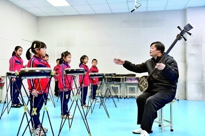 圖為12月30日，在惠民縣胡集鎮(zhèn)第一小學，老師指導學生學習西河大鼓。新華社記者 郭緒雷攝