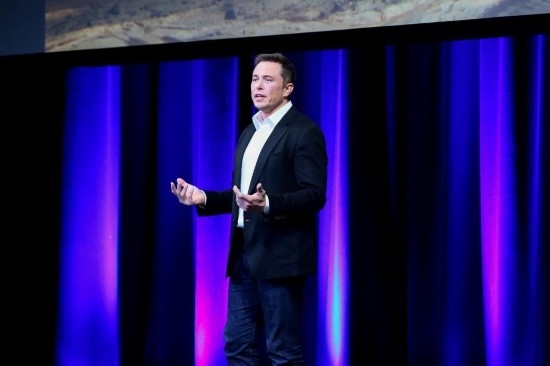  2017年9月29日，在澳大利亞阿德萊德，美國企業(yè)家埃隆·馬斯克在第68屆國際宇航大會(huì)閉幕式前做主旨演講。新華社發(fā)（閆寒?dāng)z）