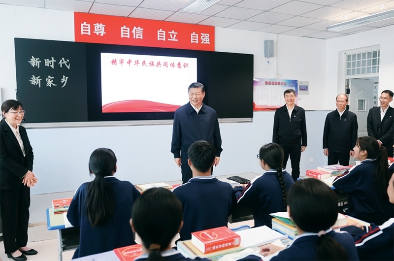 2024年6月18日至19日，中共中央總書記、國(guó)家主席、中央軍委主席習(xí)近平在青海考察。這是18日下午，習(xí)近平在果洛西寧民族中學(xué)高一（1）班觀摩“新時(shí)代、新家鄉(xiāng)”主題思政課。 新華社記者 鞠鵬/攝