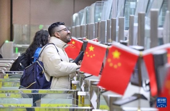 1月2日，國(guó)外旅客通過大興機(jī)場(chǎng)邊檢站入境。新華社記者 李欣 攝