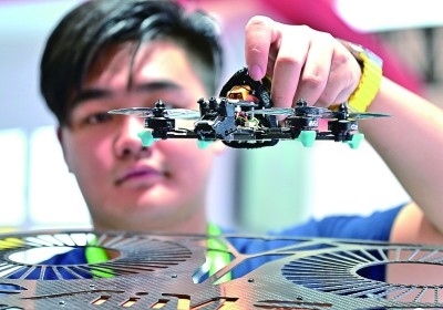 在首屆晉江科技成果轉化對接洽談會智能裝備展位，工作人員在展示無人機研究成果。新華社發(fā)