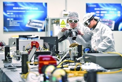 科研人員在中國科學院西安光學精密機械研究所阿秒科學與技術研究中心做實驗。新華社發(fā)