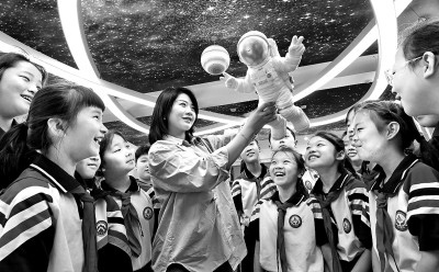 河北省邯鄲市邯山區(qū)實(shí)驗(yàn)小學(xué)老師向?qū)W生們介紹航空航天知識(shí)。郝群英攝/光明圖片