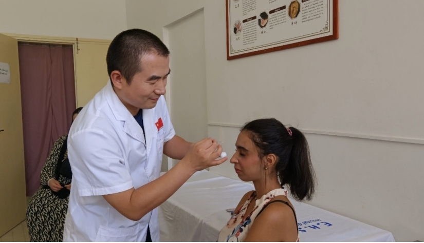 中國醫(yī)生為患者針灸治療。中國援阿爾及利亞醫(yī)療隊供圖