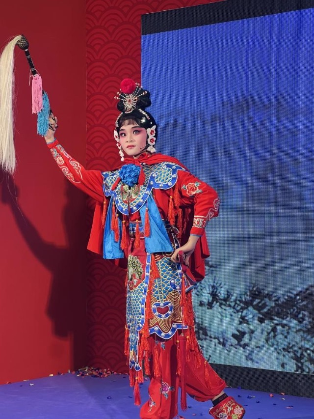 來自中國和新加坡的藝術(shù)團體聯(lián)袂表演了歌舞、器樂、武術(shù)、雜技等多種形式的文藝節(jié)目?；顒又鬓k方供圖