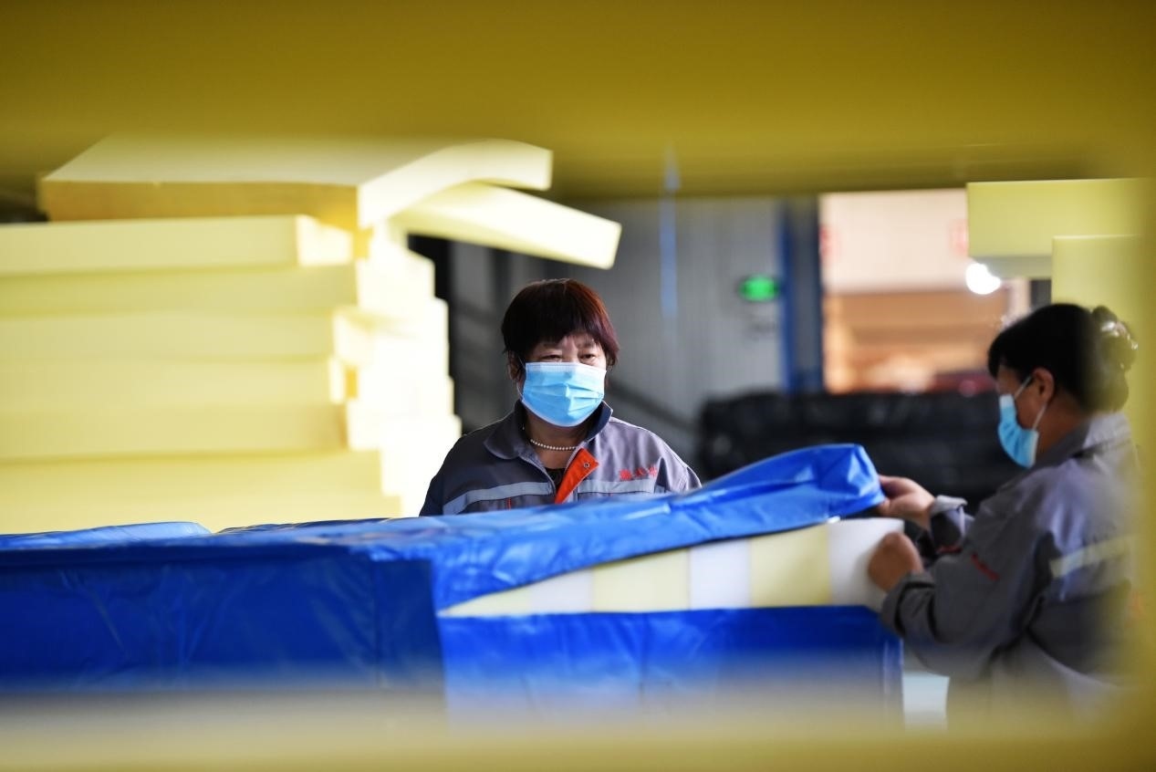 定州市某公司生產(chǎn)的短道速滑防護(hù)墊、速度滑冰防護(hù)墊、雪上防護(hù)墊等產(chǎn)品。白永民攝