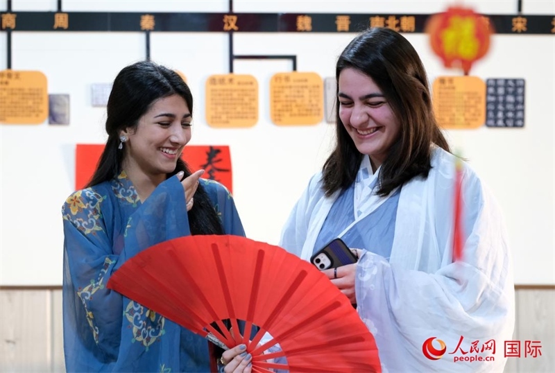 兩名參加活動(dòng)的學(xué)生。人民網(wǎng)伊納斯·易卜拉欣攝