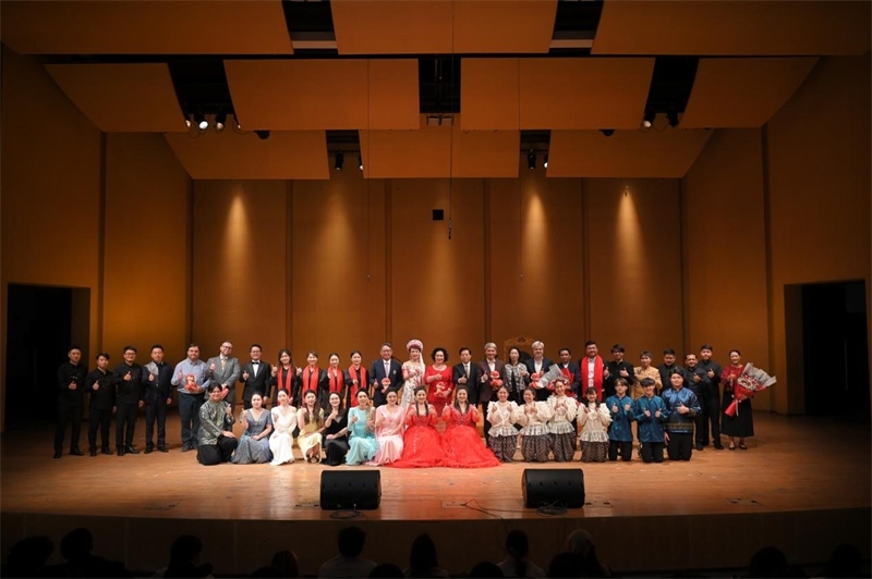 音樂會嘉賓與表演者集體合影。活動主辦方供圖