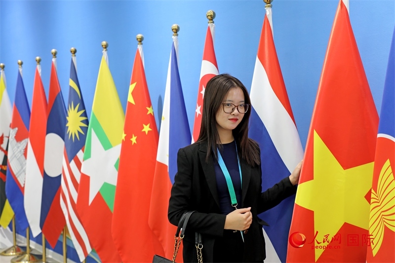 越南芒街市參會代表在南寧國際會展中心參觀。人民網(wǎng)記者 趙益普攝