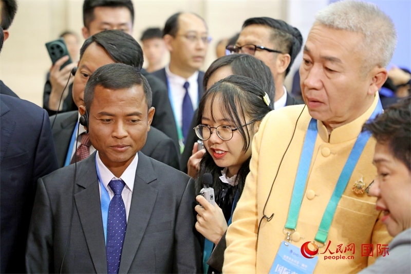 東盟國家市長在觀看、體驗南寧非遺展示。人民網(wǎng)記者 趙益普攝