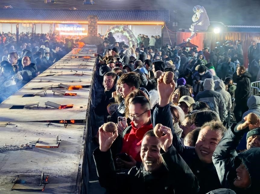 烏蘭哈達火山腳下“千人烤土豆”。人民網(wǎng)記者 苗陽攝