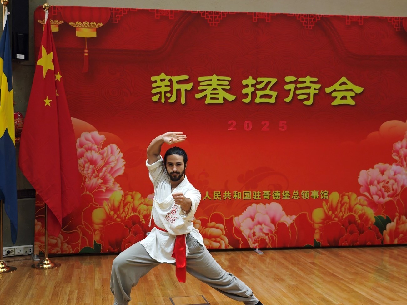 當(dāng)?shù)匚湫g(shù)愛好者的表演。中國駐哥德堡總領(lǐng)館供圖