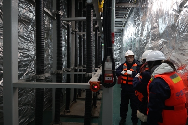 運(yùn)維人員在風(fēng)電場(chǎng)海上升壓站上進(jìn)行巡視檢查。受訪者供圖