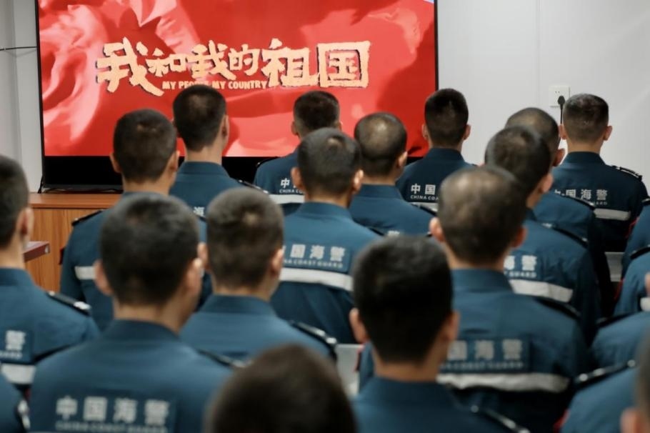 1月25日，中國(guó)海警海鷗艦組織艦上執(zhí)法員觀看紅色電影。