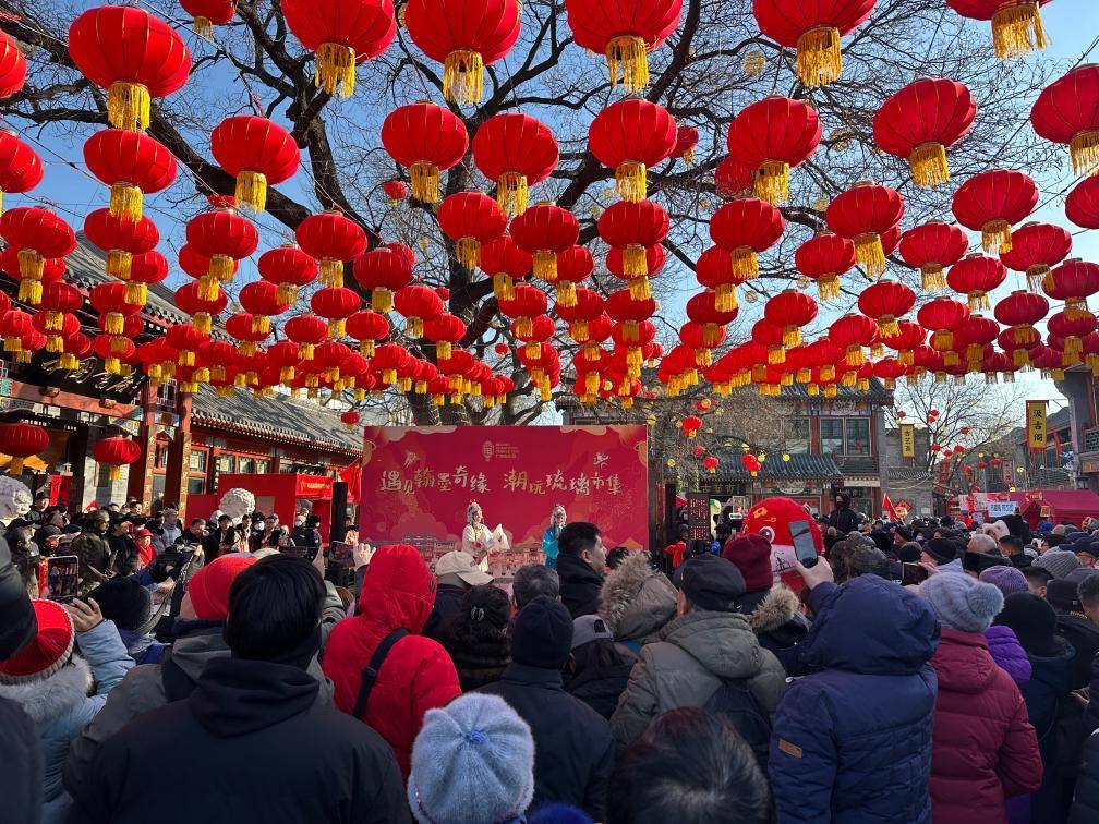 1月29日，市民游客在北京廠甸廟會(huì)感受濃濃年味。新華社記者 楊淑君 攝
