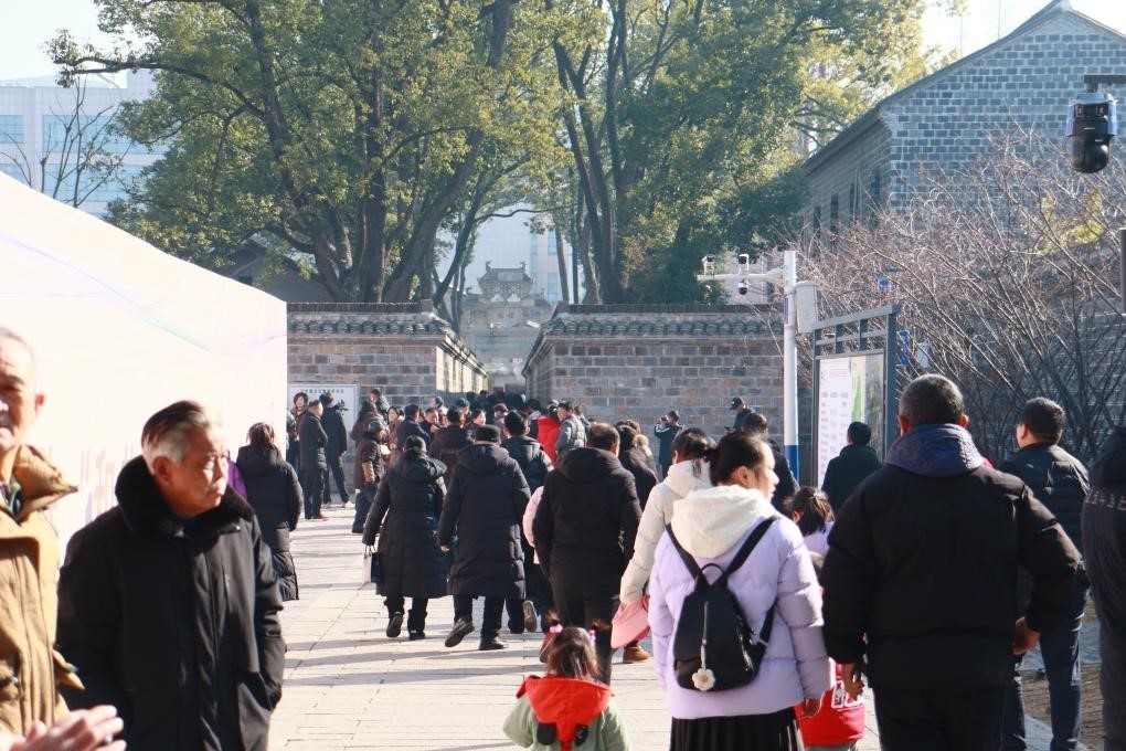 1月29日，游客在安徽省桐城市的六尺巷游覽。新華社記者 許諾 攝