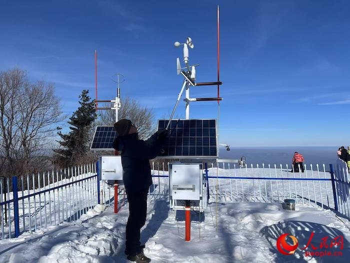 工作人員正在對氣象設(shè)備進(jìn)行日常維護(hù)。人民網(wǎng) 高清揚攝