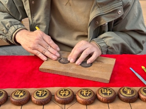 柯秋楓正在雕刻。人民網(wǎng) 陳葉欣攝