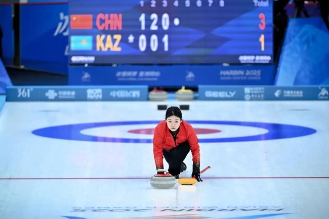 2月4日，中國隊(duì)選手韓雨在比賽中擲壺。新華社記者 江漢 攝