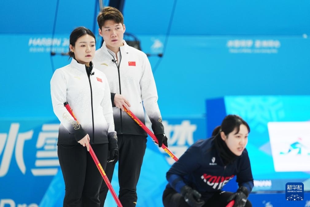 2月6日，中國隊(duì)選手王智宇（中）、韓雨（左）在比賽中。新華社記者 王松 攝