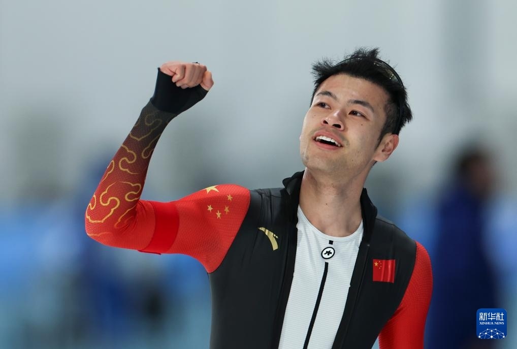 2月8日，寧忠?guī)r慶祝奪冠。新華社記者 王楷焱 攝