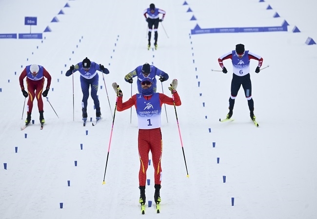 2月8日，王強(qiáng)（中）慶祝奪冠。新華社記者 張龍攝