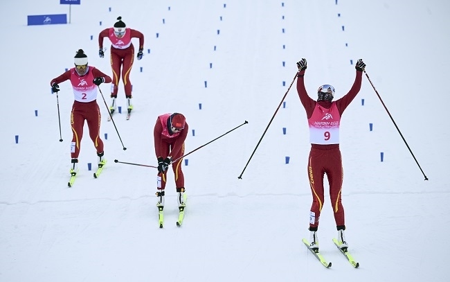 2月8日，李磊（右一）沖過(guò)終點(diǎn)后慶祝奪冠。新華社記者 張龍攝