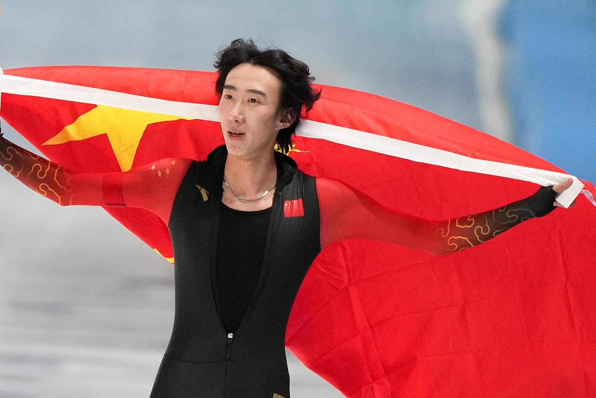 2月9日，吳宇慶祝奪冠。新華社記者 李一博 攝