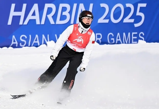 2月9日，徐夢桃在完成動作后慶祝。新華社記者 夏一方攝