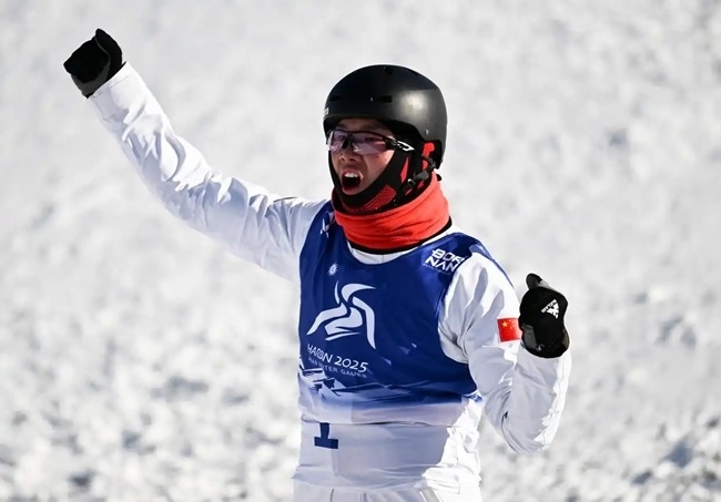 2月9日，李心鵬在比賽后慶祝。新華社記者 夏一方攝