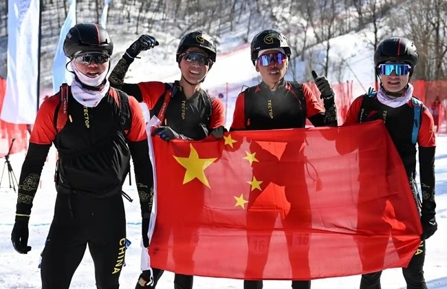 2月9日，包攬滑雪登山男子短距離前四名的中國(guó)隊(duì)選手賽后慶祝。新華社記者 謝劍飛攝