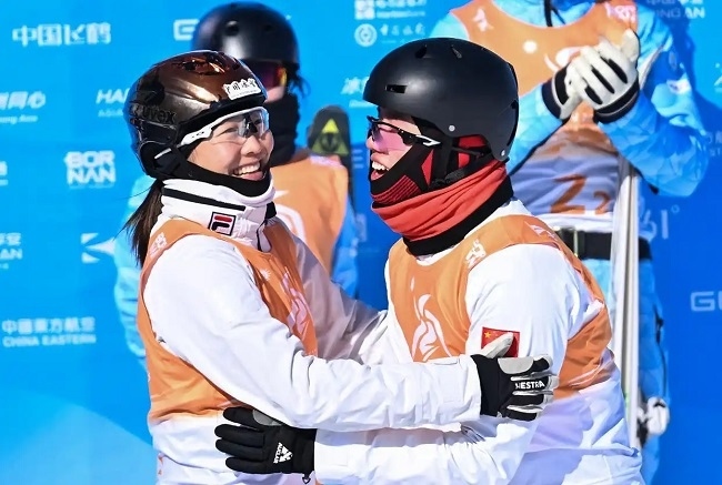 2月10日，中國隊選手李心鵬（前右）與徐夢桃慶祝。新華社記者 楊晨光攝