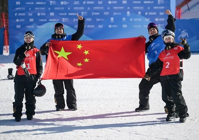 2月10日，中國隊(duì)選手張小楠、楊文龍、姜鑫杰與熊詩芮（從左至右）在比賽后慶祝。新華社記者 楊青攝