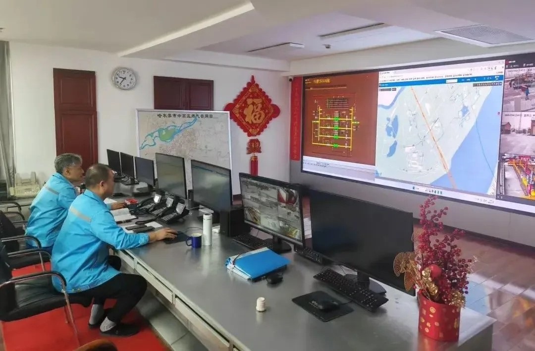 工作人員在燃?xì)庹{(diào)度中心值守。受訪者供圖
