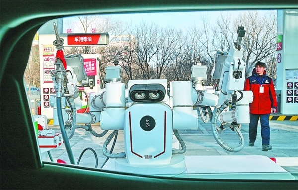 智能加油機器人在加能站工作。受訪者供圖