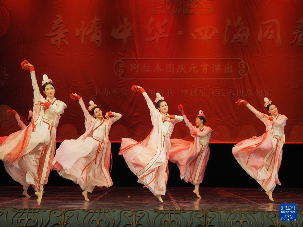 2月11日，在哈薩克斯坦阿拉木圖的阿拜國家歌劇和芭蕾舞劇院，中國演員表演舞蹈《元日霓裳》。新華社記者 趙宇 攝