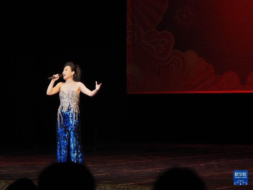2月11日，歌手在哈薩克斯坦阿拉木圖的阿拜國家歌劇和芭蕾舞劇院演唱歌曲。新華社記者 趙宇 攝
