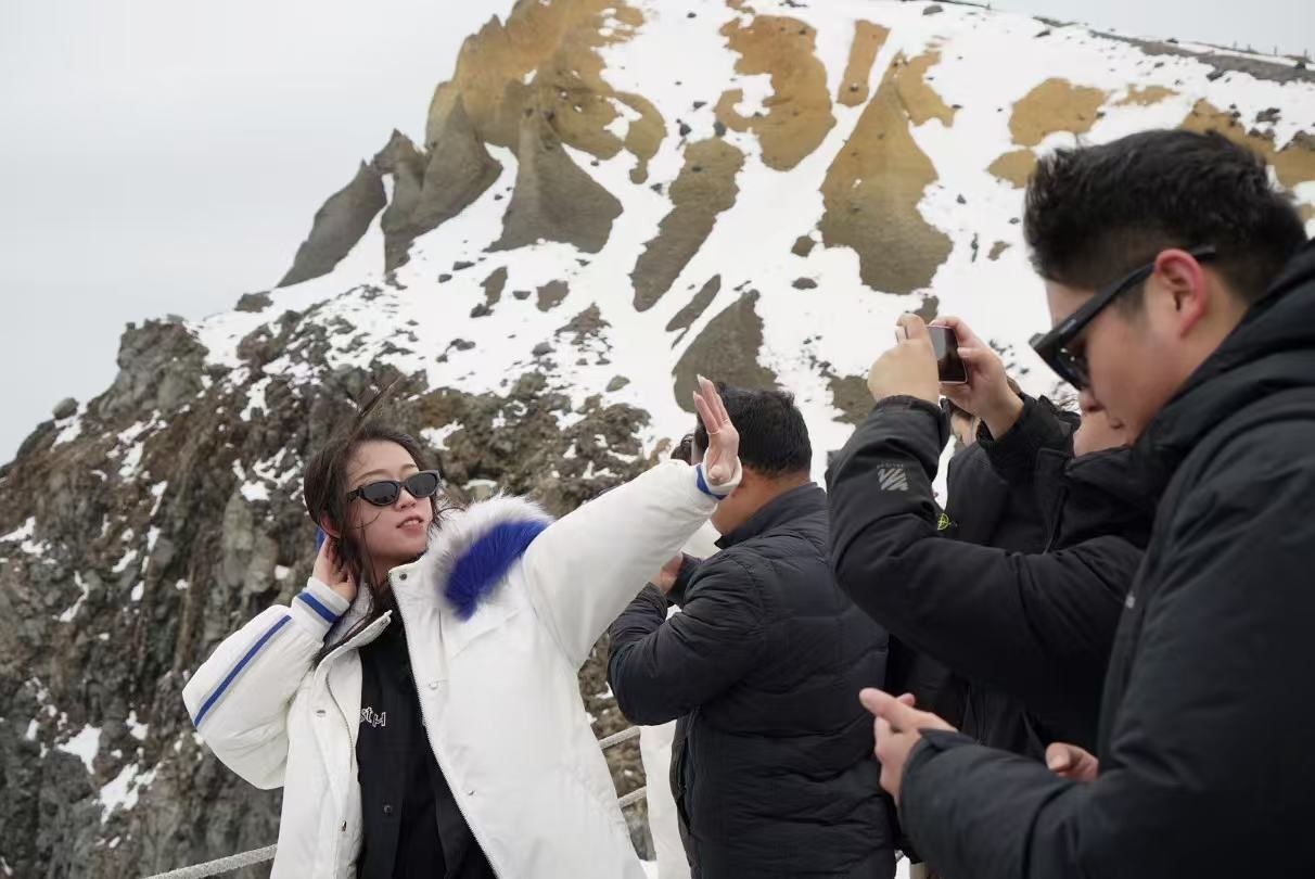 長(zhǎng)白山天池旁游客拍照留念。人民網(wǎng) 皇甫萬里攝