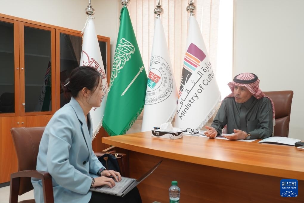 2月19日，“穆罕默德·本·薩勒曼王子沙特-中國文化合作獎”（簡稱“穆罕默德·本·薩勒曼王子獎”）秘書長阿卜杜勒·穆赫辛·阿基利（右）在沙特首都利雅得接受新華社記者專訪。新華社記者 尹炣 攝