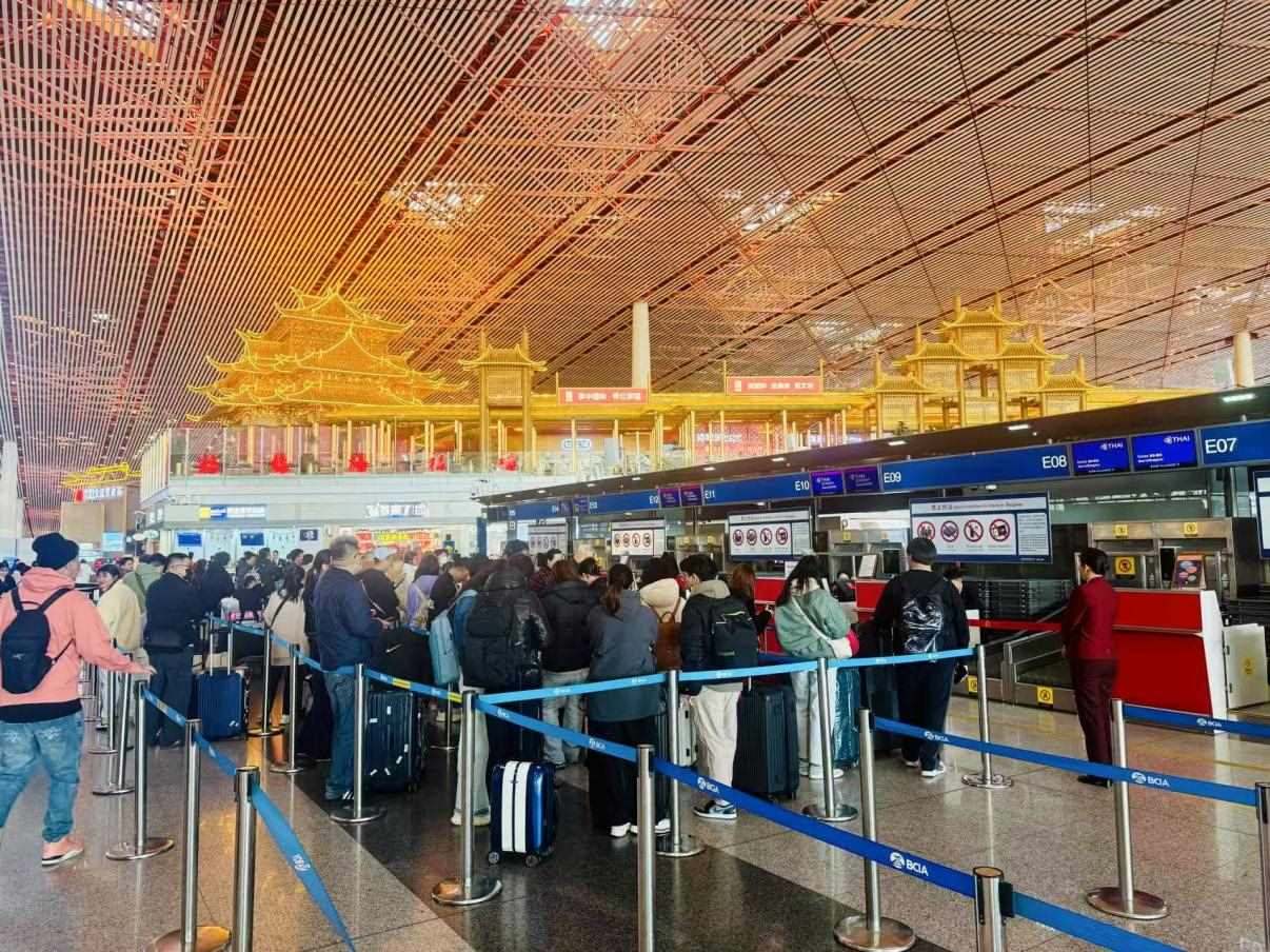 旅客在首都機(jī)場(chǎng)值機(jī)柜臺(tái)辦理乘機(jī)手續(xù)。人民網(wǎng)記者 喬雪峰攝