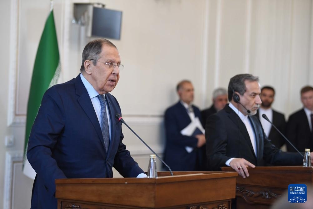 2月25日，在伊朗德黑蘭，俄羅斯外長(zhǎng)拉夫羅夫（左）與伊朗外交部長(zhǎng)阿拉格齊出席聯(lián)合新聞發(fā)布會(huì)。新華社記者 沙達(dá)提 攝