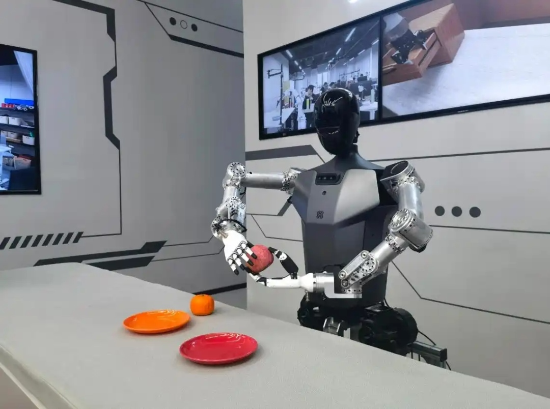 △2025年2月24日，北京“機器人大世界”展出的機器人正在完成日常家務。