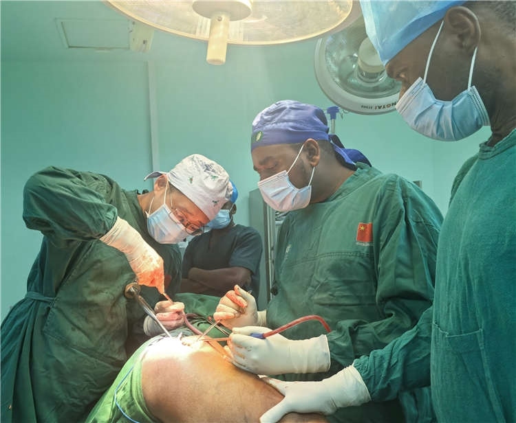 王磊醫(yī)師手術(shù)中。中國援桑醫(yī)療隊供圖