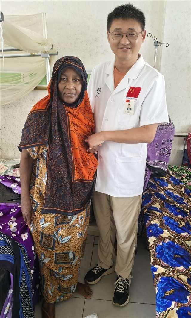 術(shù)后第二天患者即能站立。中國援桑醫(yī)療隊供圖