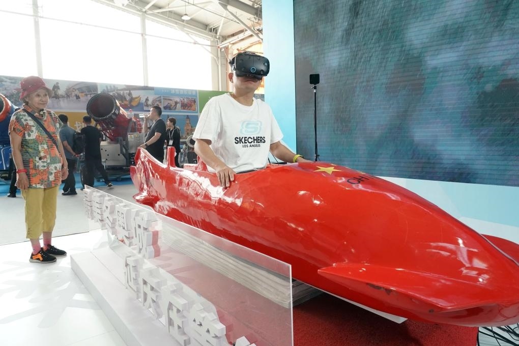 2023年9月15日，觀眾在2023國(guó)際冬季運(yùn)動(dòng)（北京）博覽會(huì)現(xiàn)場(chǎng)通過(guò)VR設(shè)備體驗(yàn)雪車(chē)。新華社記者 任超 攝