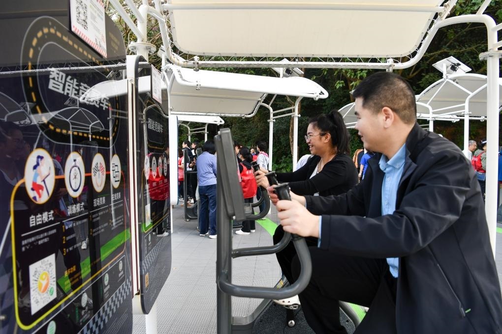 2024年1月20日，市民在蓮花山公園西區(qū)室外智能健身房參加競(jìng)賽活動(dòng)。當(dāng)日，深圳市室外智能健身競(jìng)賽活動(dòng)舉行。新華社記者 梁旭 攝