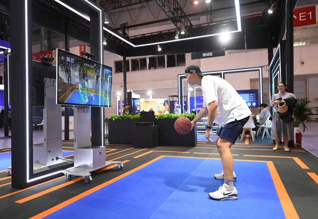 2023年8月25日，在HICOOL2023全球創(chuàng)業(yè)者峰會(huì)展覽展示區(qū)，觀眾體驗(yàn)AI智慧體育運(yùn)動(dòng)系統(tǒng)。當(dāng)日，HICOOL2023全球創(chuàng)業(yè)者峰會(huì)在位于北京市順義區(qū)的中國(guó)國(guó)際展覽中心（新館）開(kāi)幕。新華社記者 任超 攝