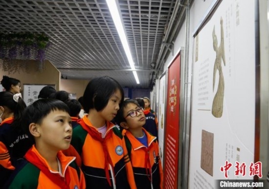 圖為學(xué)生參觀青海省博物館“1+3”主題流動展覽，了解木舞俑。中新社記者 馬銘言 攝
