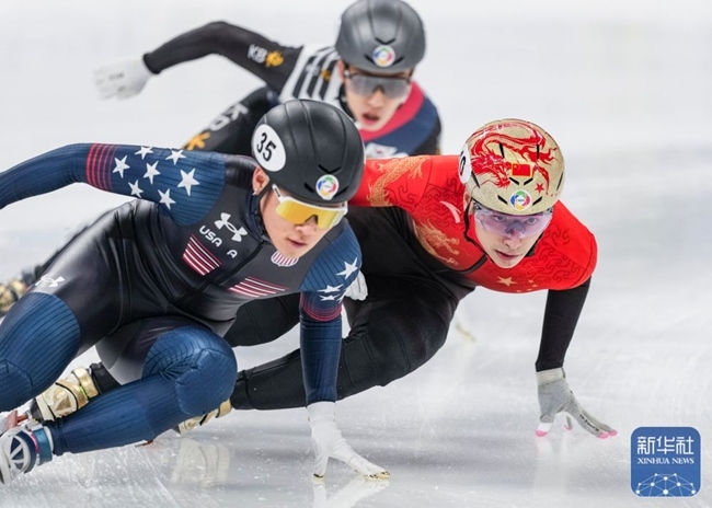 中國(guó)隊(duì)選手劉少昂（右）在比賽中。新華社記者 孫非 攝