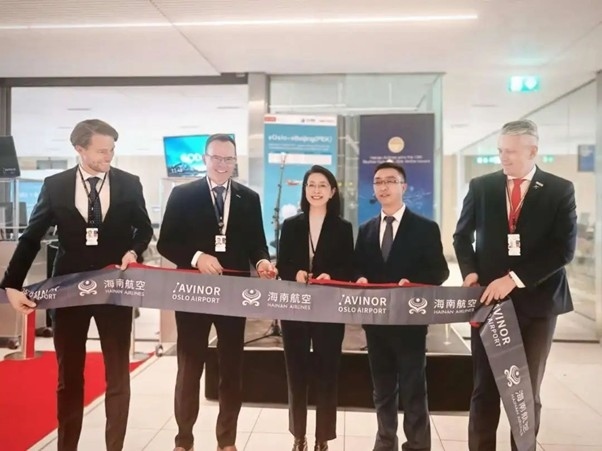 中國(guó)駐挪威大使侯悅（中）出席海航奧斯陸—北京直航開航儀式。中國(guó)駐挪威大使館供圖